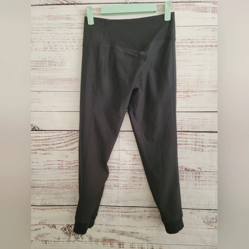 Nike XS cropped joggers with hidden pocket